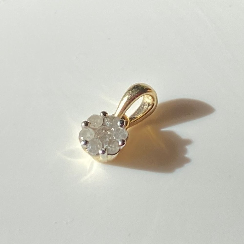 10K gold diamond flower pendant 7 diamonds in a flower shape - Picture 4 of 6